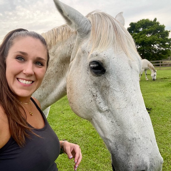 Meet your Posher, Courtney - Picture 6 of 6